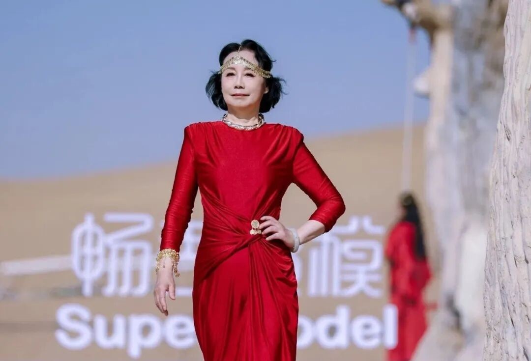 76岁奶奶活出50岁状态，登上巴黎时装周！她的逆龄习惯值得每个人借鉴