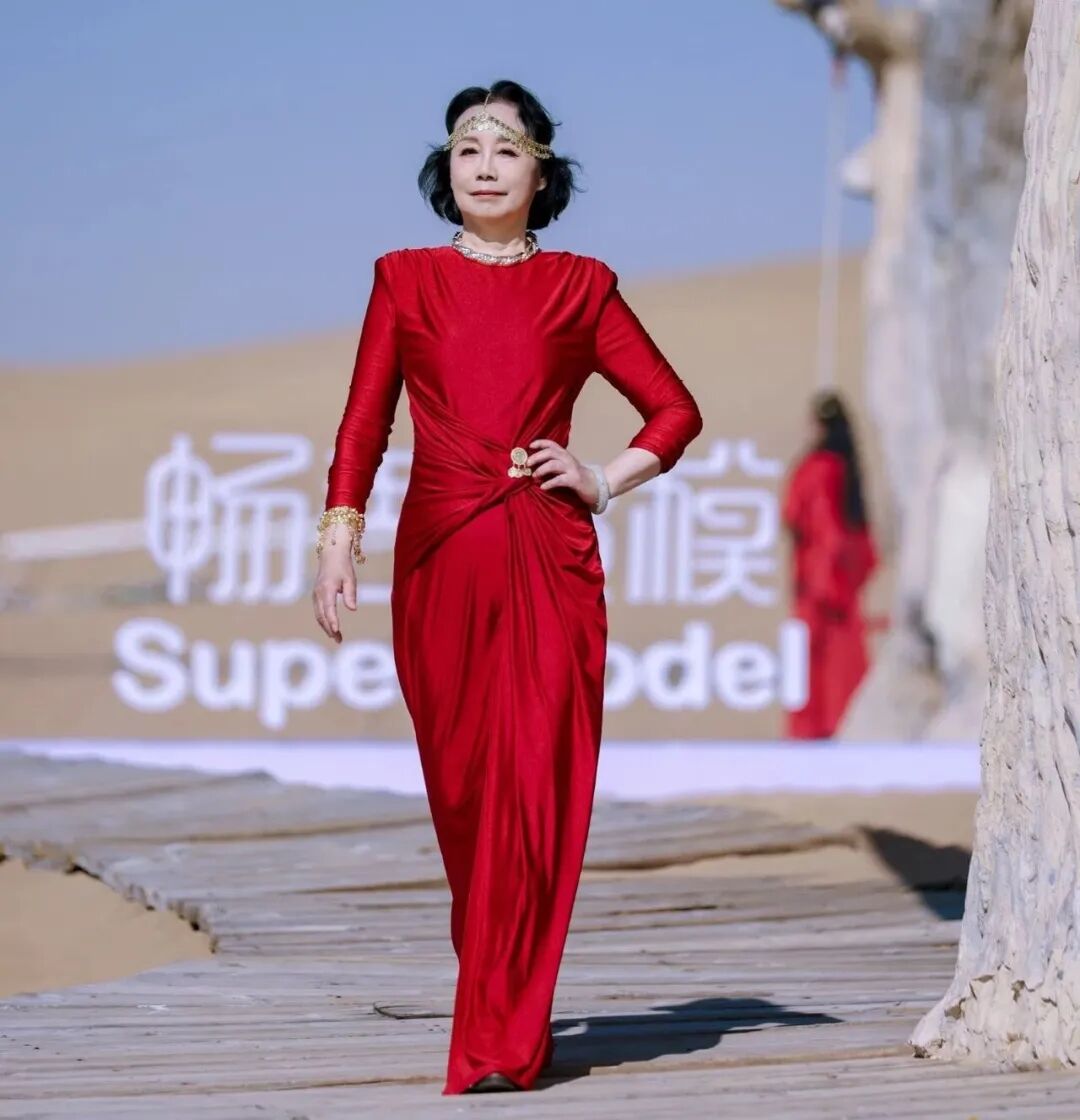 76岁奶奶活出50岁状态，登上巴黎时装周！她的逆龄习惯值得每个人借鉴