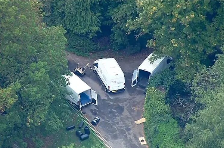 英国空军基地差点被炸??全靠村民大妈路过抓了5个恐怖分子,军方还懵着呢...