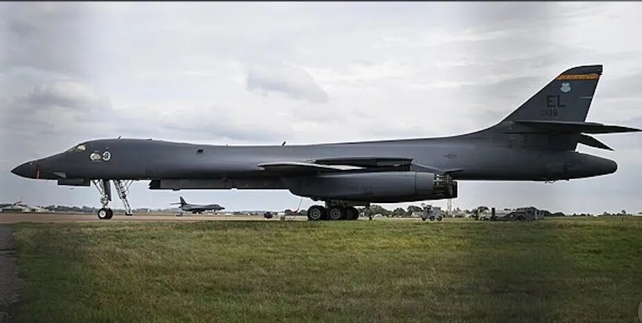 英国空军基地差点被炸??全靠村民大妈路过抓了5个恐怖分子,军方还懵着呢...