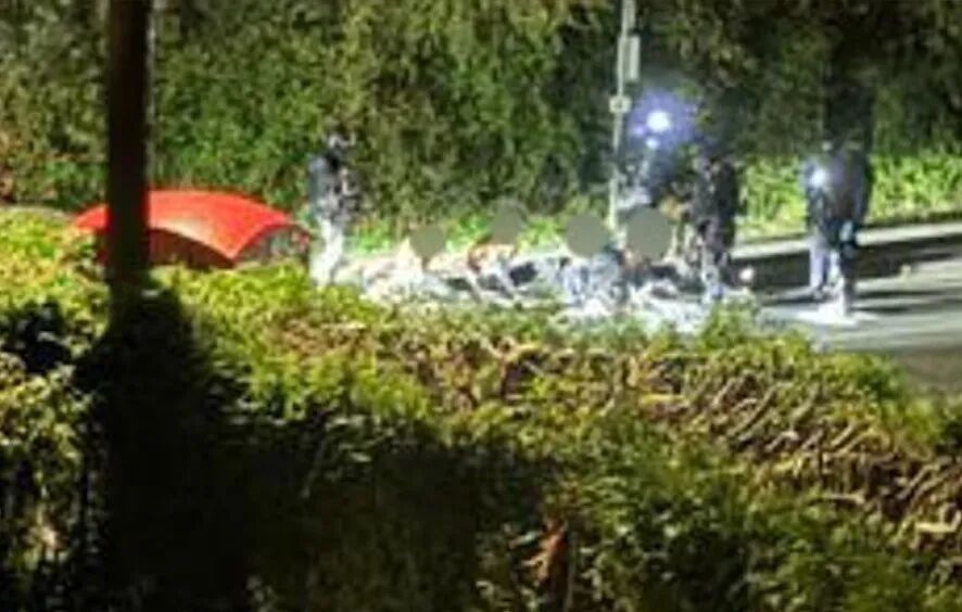 英国空军基地差点被炸??全靠村民大妈路过抓了5个恐怖分子,军方还懵着呢...