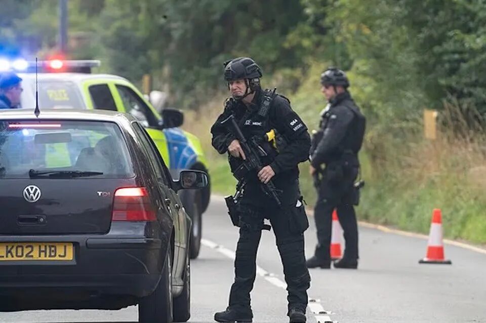 英国空军基地差点被炸??全靠村民大妈路过抓了5个恐怖分子,军方还懵着呢...