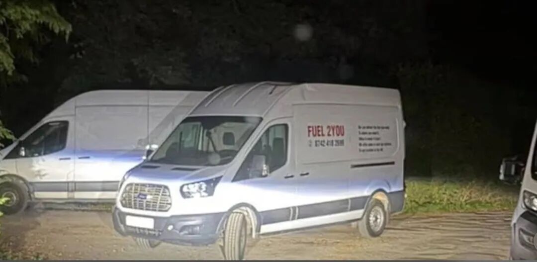 英国空军基地差点被炸??全靠村民大妈路过抓了5个恐怖分子,军方还懵着呢...