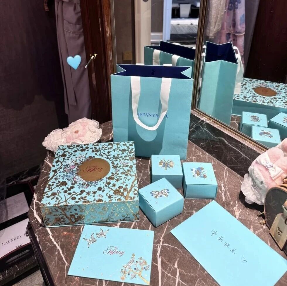女子称在Tiffany消费超20万元，销售寄错中秋礼盒买“散装桃酥”补偿，引热议后帖子被限流