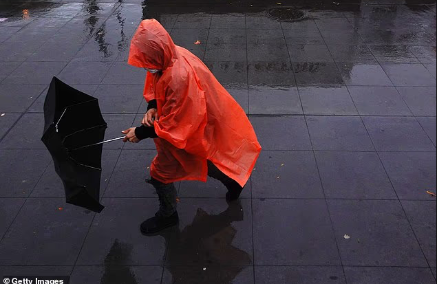 警惕!美国10州发布洪水警戒,三重威胁叠加危及1500万人,强降雨恐持续一周