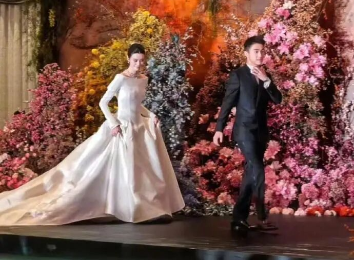奚梦瑶、何猷君举办婚礼答谢宴，四太梁安琪罕见公开致谢儿媳