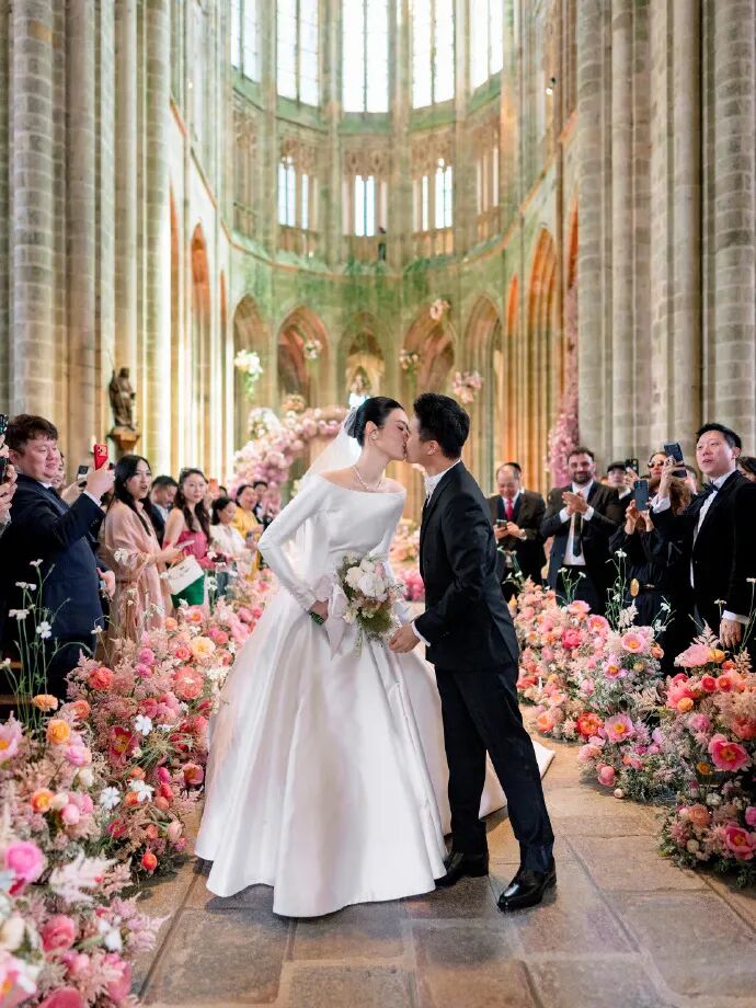 奚梦瑶、何猷君举办婚礼答谢宴,四太梁安琪罕见公开致谢儿媳