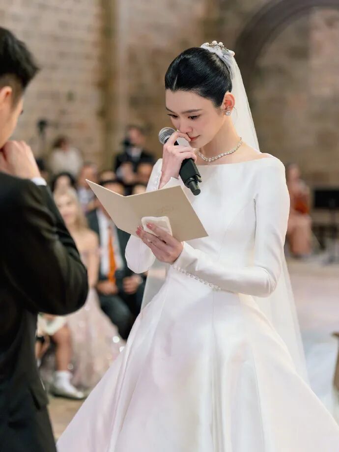 奚梦瑶、何猷君举办婚礼答谢宴,四太梁安琪罕见公开致谢儿媳