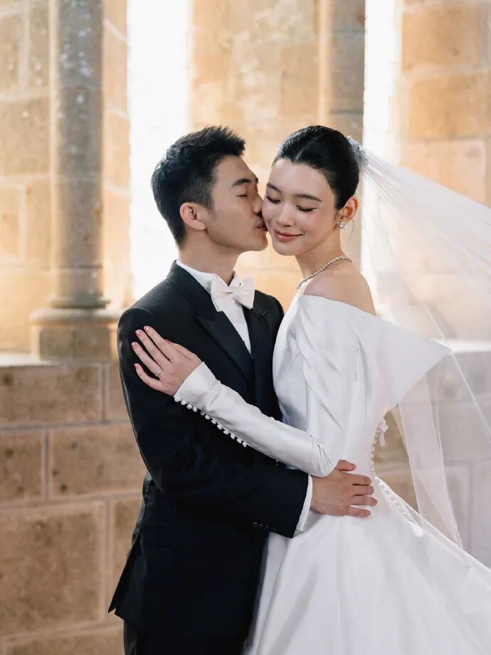 奚梦瑶、何猷君举办婚礼答谢宴,四太梁安琪罕见公开致谢儿媳