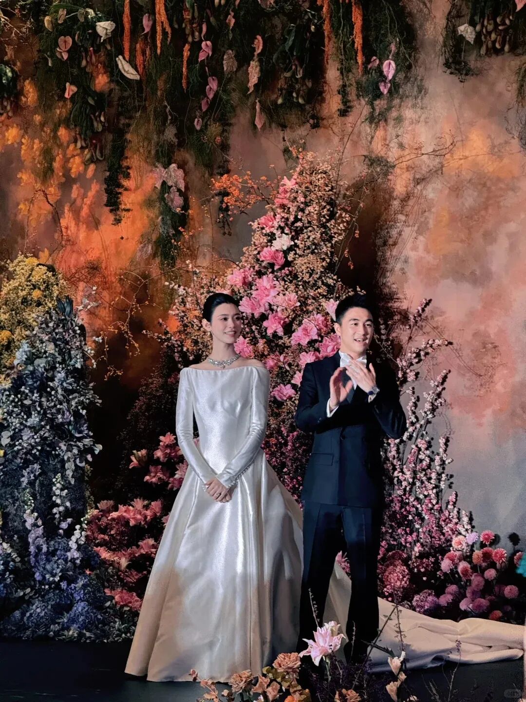 奚梦瑶澳门婚礼站C位!何超琼、甘比送祝福,半个港澳名流圈都来了