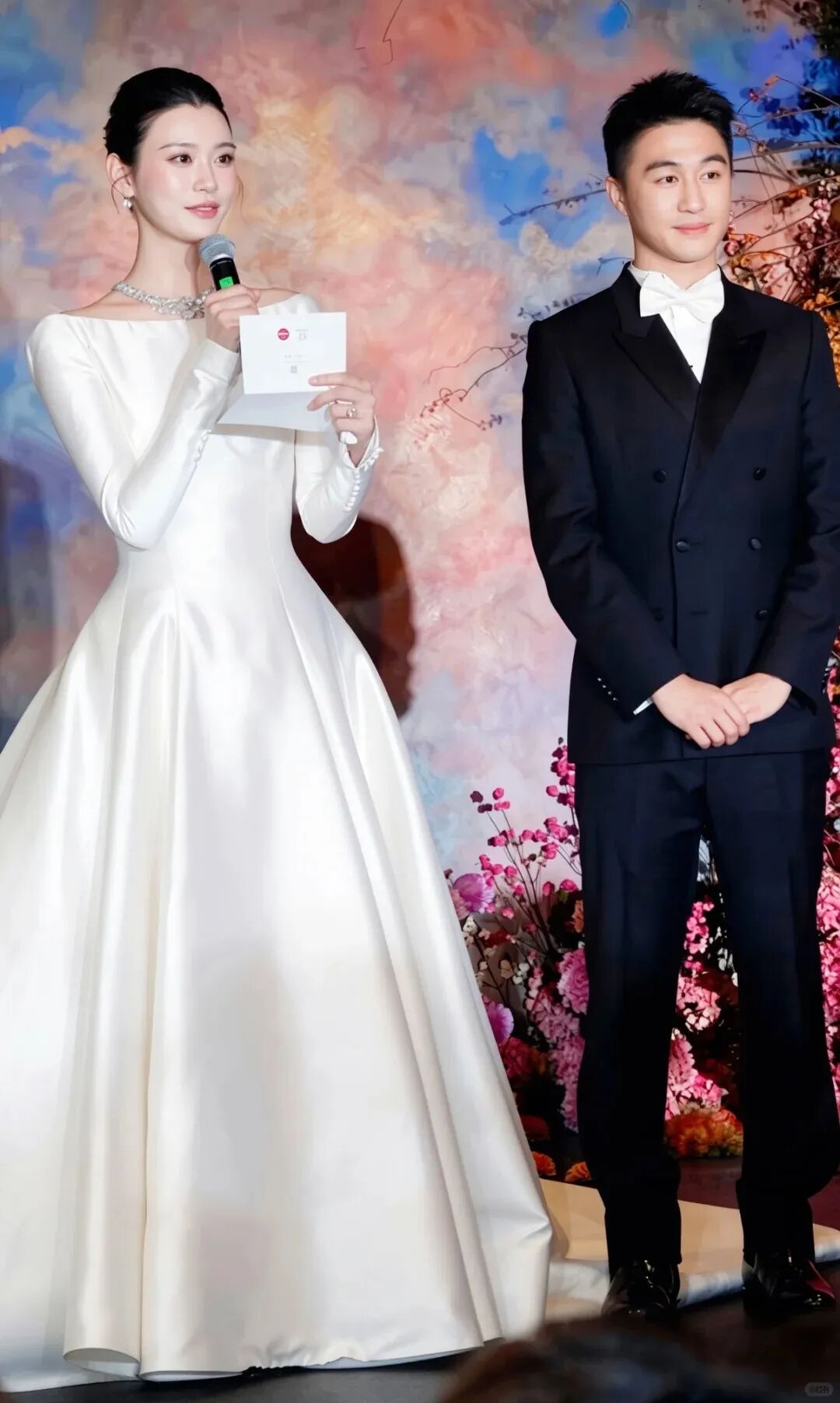 奚梦瑶澳门婚礼站C位!何超琼、甘比送祝福,半个港澳名流圈都来了