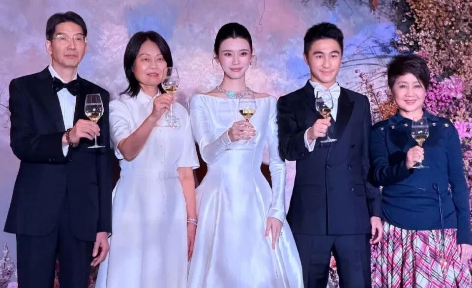 奚梦瑶澳门婚礼站C位!何超琼、甘比送祝福,半个港澳名流圈都来了