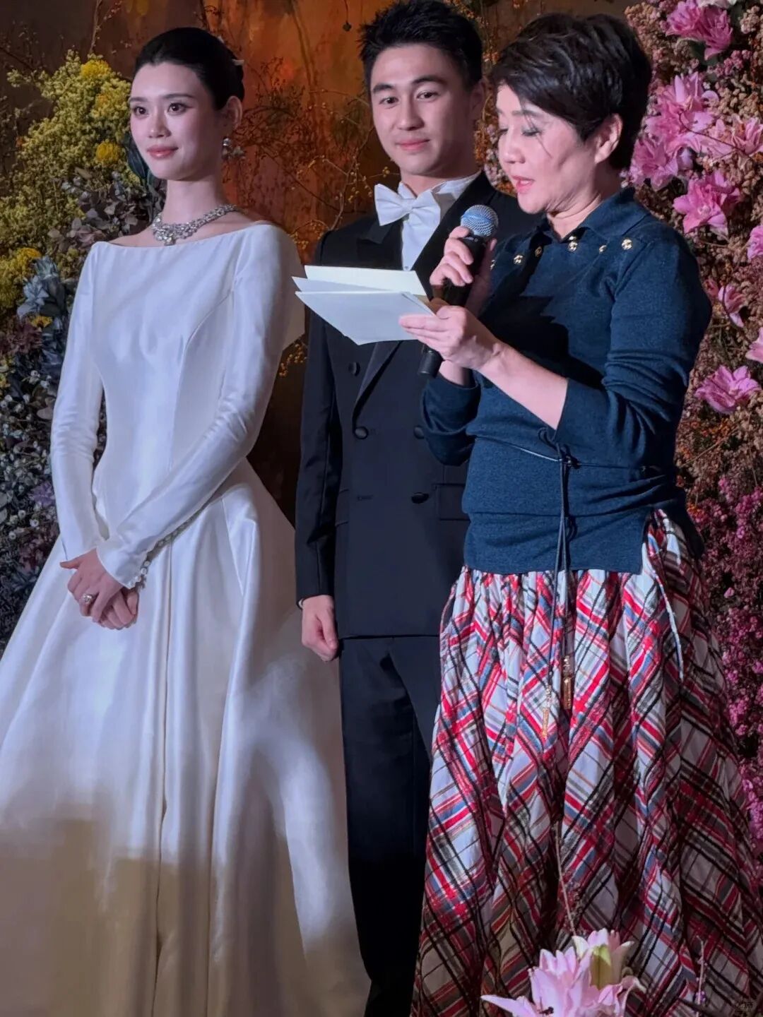 奚梦瑶澳门婚礼站C位!何超琼、甘比送祝福,半个港澳名流圈都来了