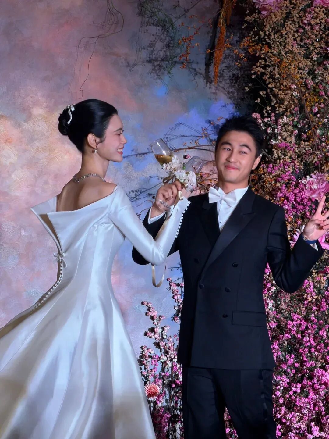 奚梦瑶澳门婚礼站C位!何超琼、甘比送祝福,半个港澳名流圈都来了