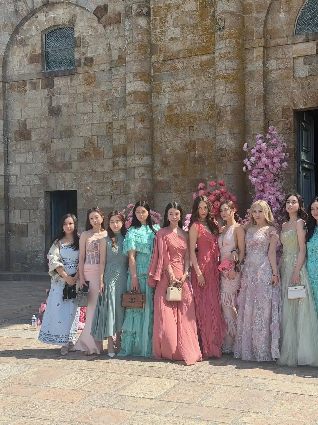 奚梦瑶澳门婚礼站C位!何超琼、甘比送祝福,半个港澳名流圈都来了