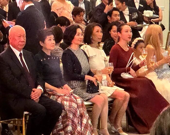 奚梦瑶澳门婚礼站C位!何超琼、甘比送祝福,半个港澳名流圈都来了