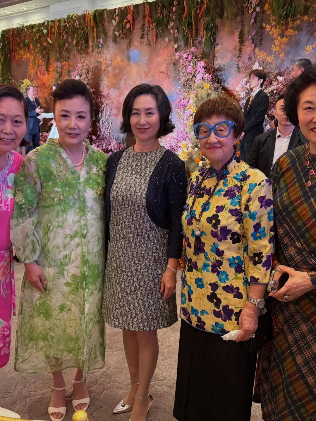 奚梦瑶澳门婚礼站C位!何超琼、甘比送祝福,半个港澳名流圈都来了