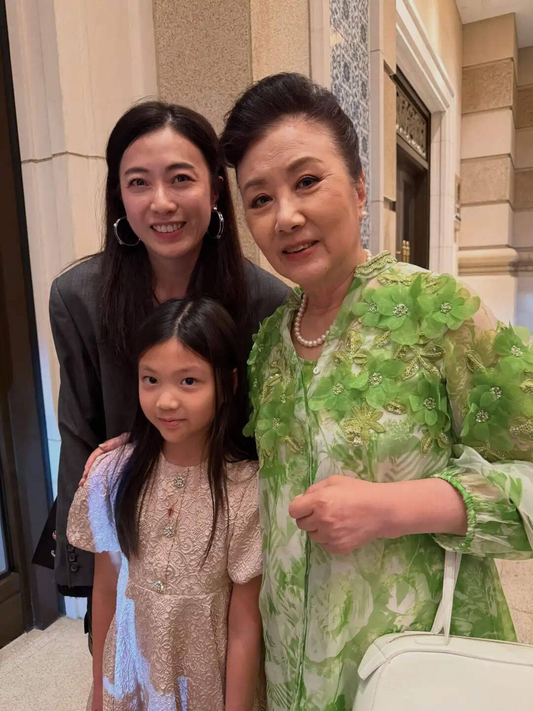 奚梦瑶澳门婚礼站C位!何超琼、甘比送祝福,半个港澳名流圈都来了