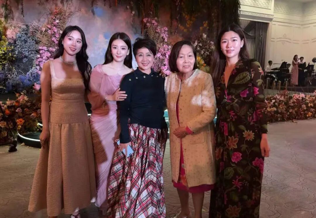 奚梦瑶澳门婚礼站C位!何超琼、甘比送祝福,半个港澳名流圈都来了