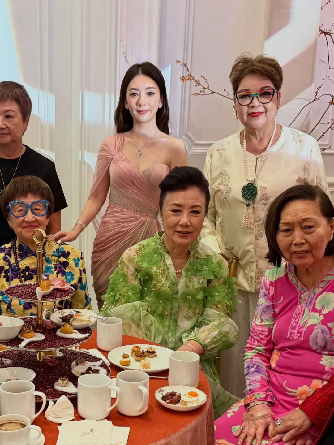 奚梦瑶澳门婚礼站C位!何超琼、甘比送祝福,半个港澳名流圈都来了