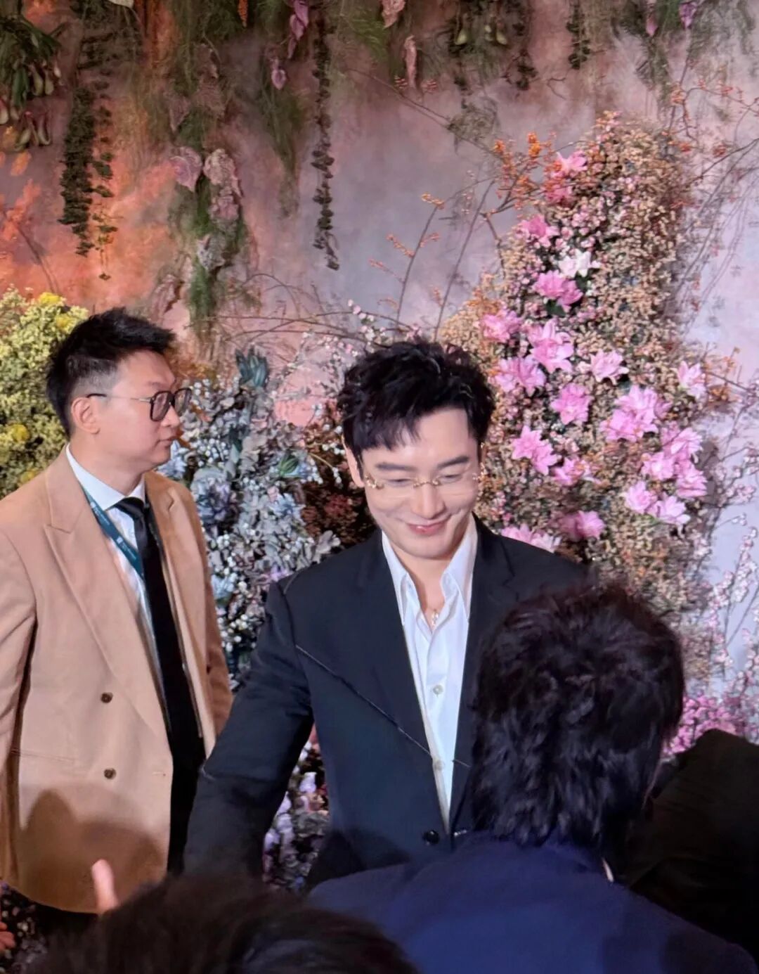 奚梦瑶澳门婚礼站C位!何超琼、甘比送祝福,半个港澳名流圈都来了