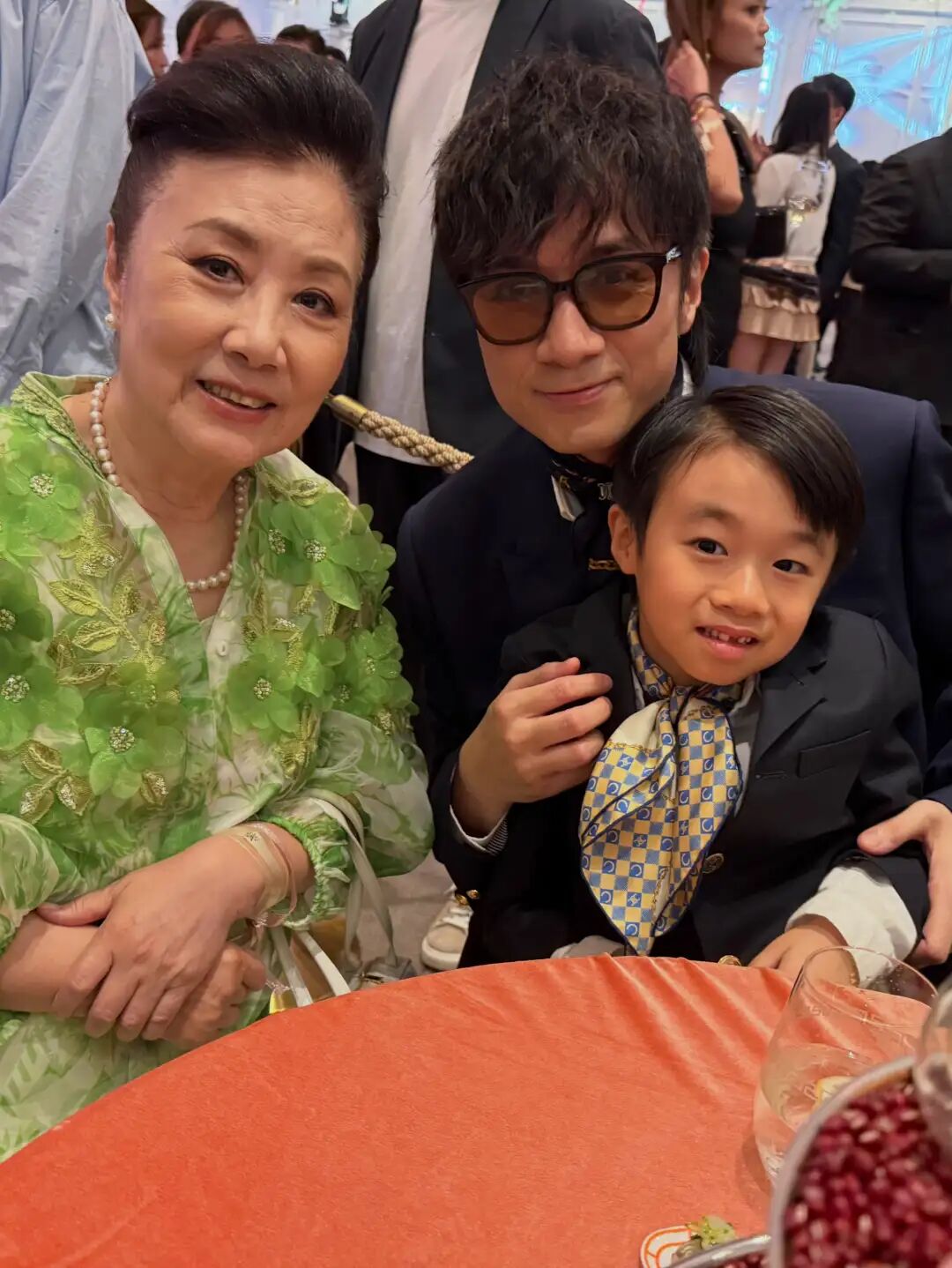 奚梦瑶澳门婚礼站C位!何超琼、甘比送祝福,半个港澳名流圈都来了