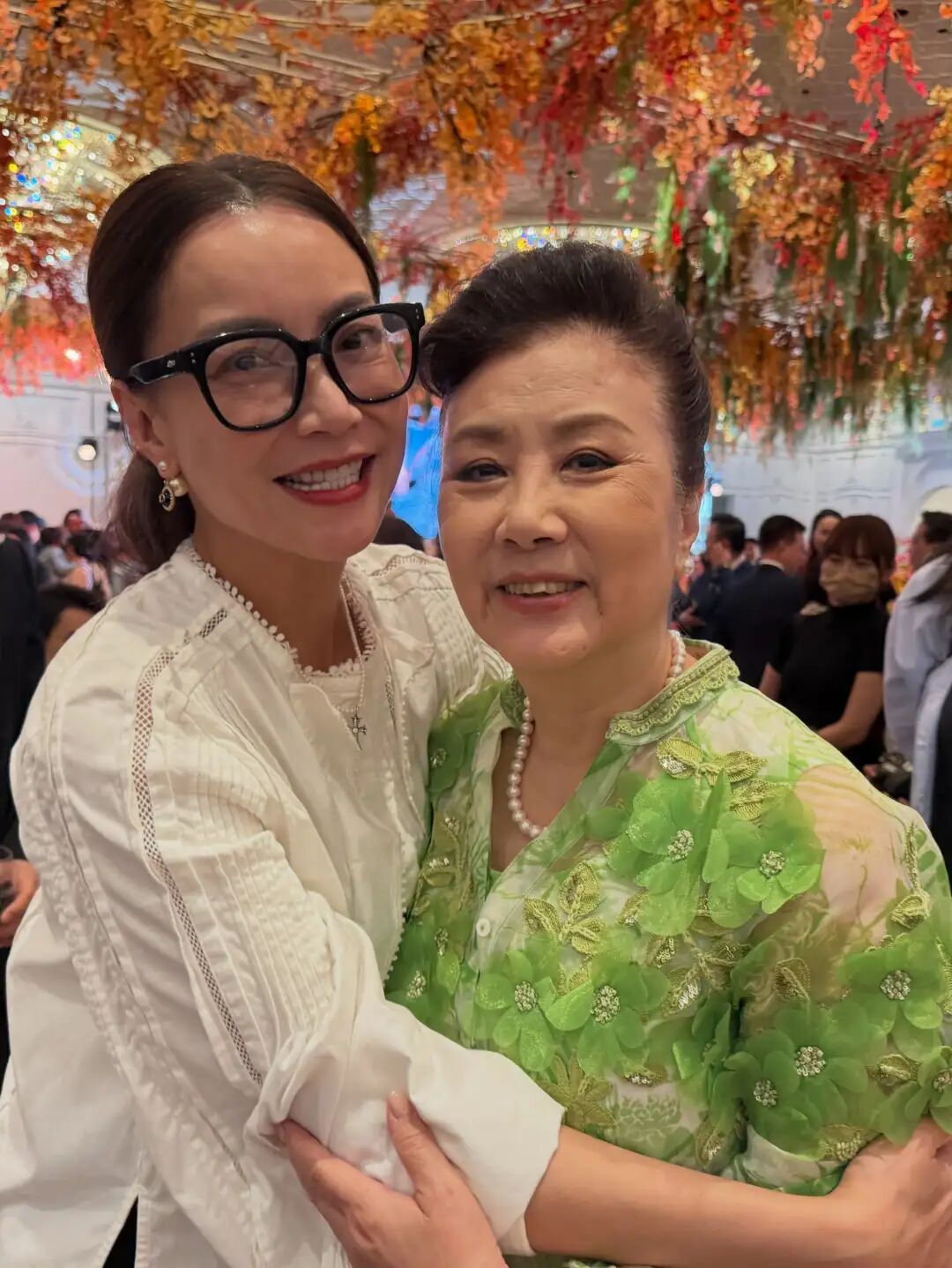 奚梦瑶澳门婚礼站C位!何超琼、甘比送祝福,半个港澳名流圈都来了
