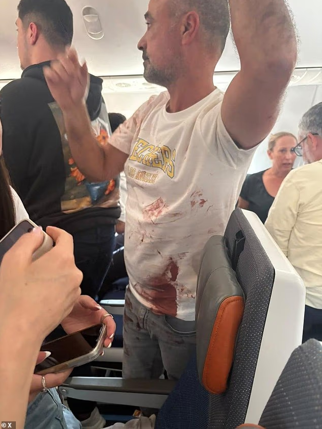 突发！国际航班空中惊魂，副机长持刀刺伤机长！载180人客机骤降1.4万英尺，惊动战机升空、领空紧急关闭