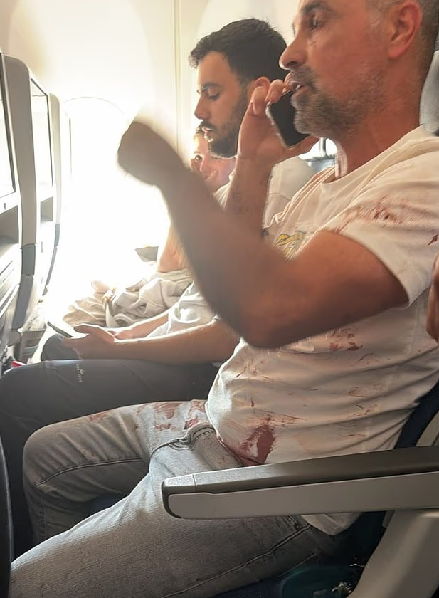 突发！国际航班空中惊魂，副机长持刀刺伤机长！载180人客机骤降1.4万英尺，惊动战机升空、领空紧急关闭