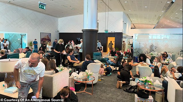 突发！国际航班空中惊魂，副机长持刀刺伤机长！载180人客机骤降1.4万英尺，惊动战机升空、领空紧急关闭