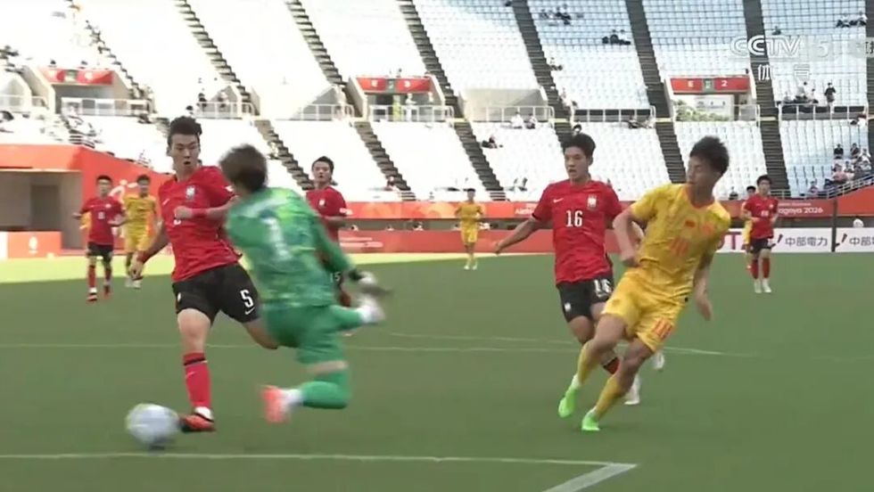 亚运会男足半决赛，中国1:2不敌韩国