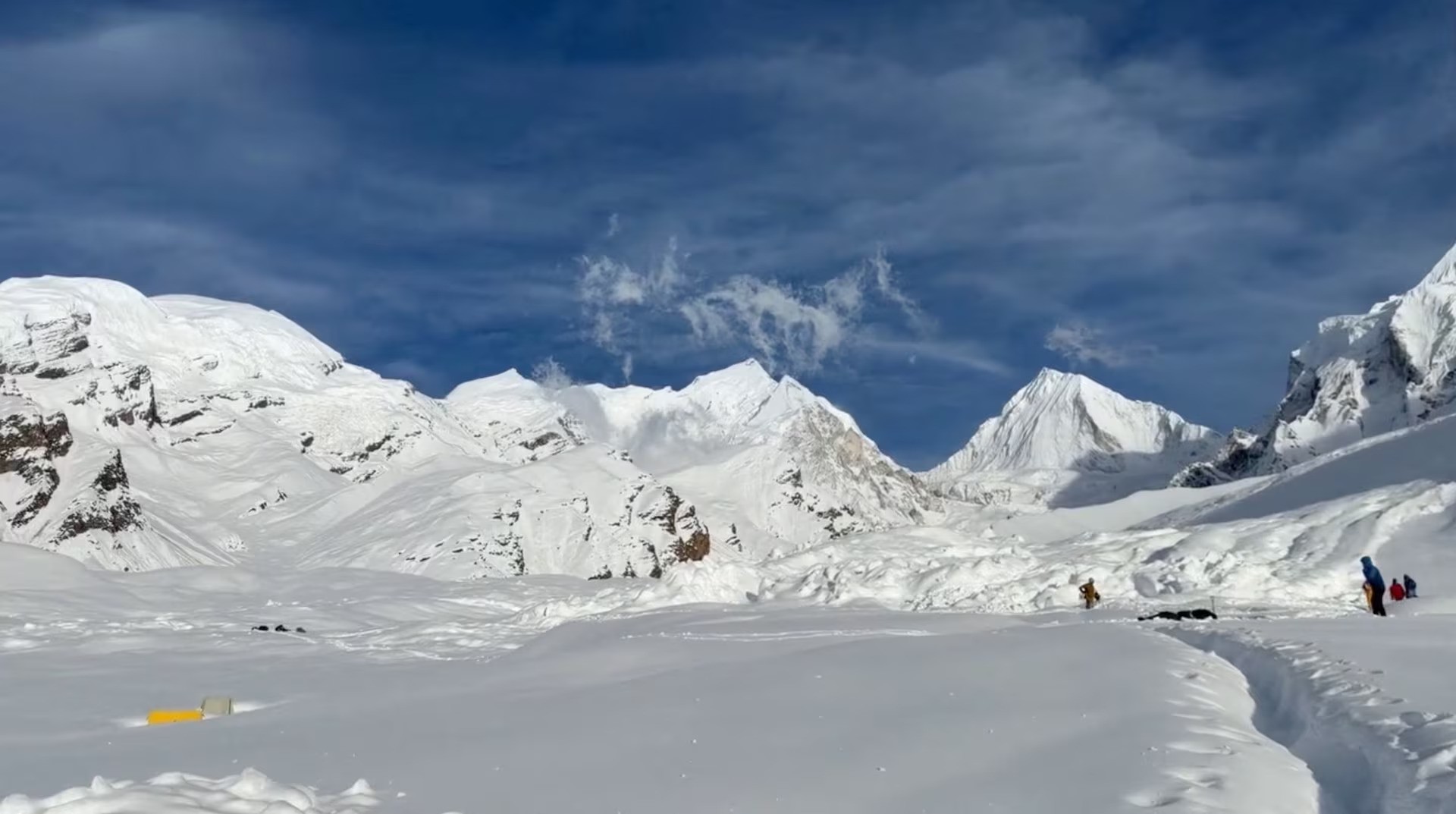 尼泊尔雪崩致15名当地工人死亡 工人正为登山者搭建喜马拉雅营地