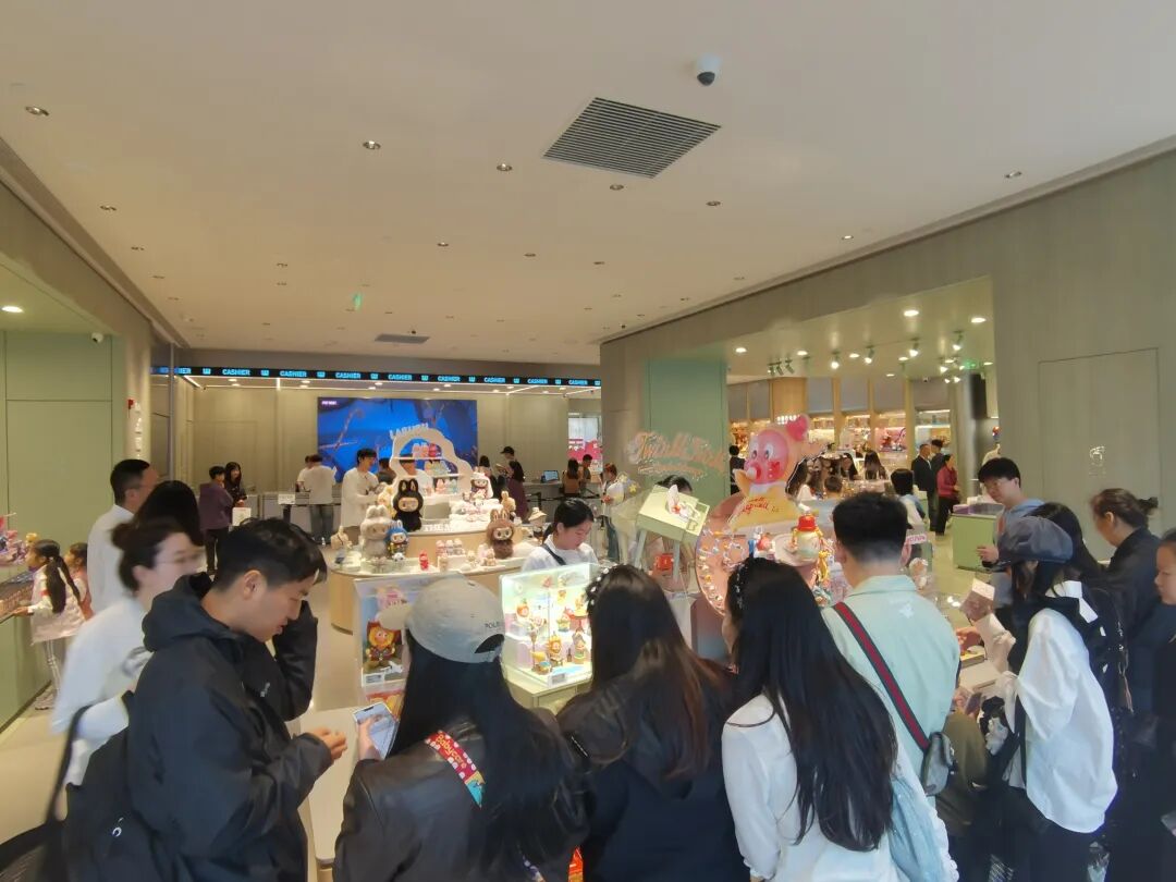 爆满!爆满!爆满!餐饮排队近300桌,奶茶一杯难求!武汉多门店爆单,已有商家暂停线上排号
