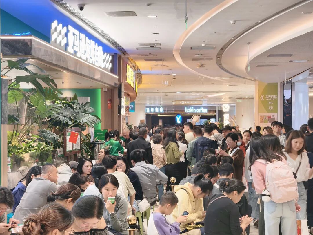 爆满!爆满!爆满!餐饮排队近300桌,奶茶一杯难求!武汉多门店爆单,已有商家暂停线上排号