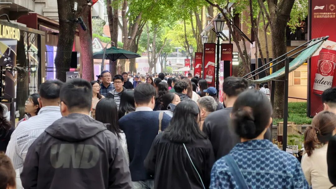 爆满!爆满!爆满!餐饮排队近300桌,奶茶一杯难求!武汉多门店爆单,已有商家暂停线上排号