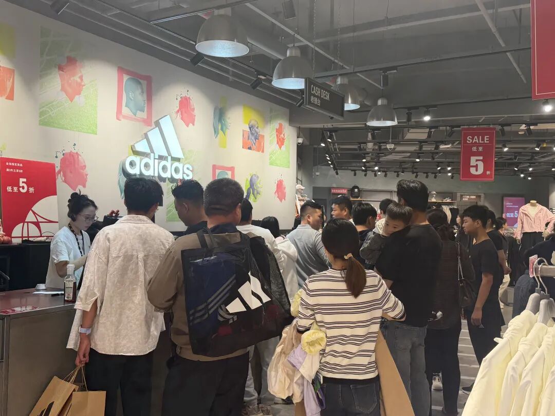 爆满!爆满!爆满!餐饮排队近300桌,奶茶一杯难求!武汉多门店爆单,已有商家暂停线上排号