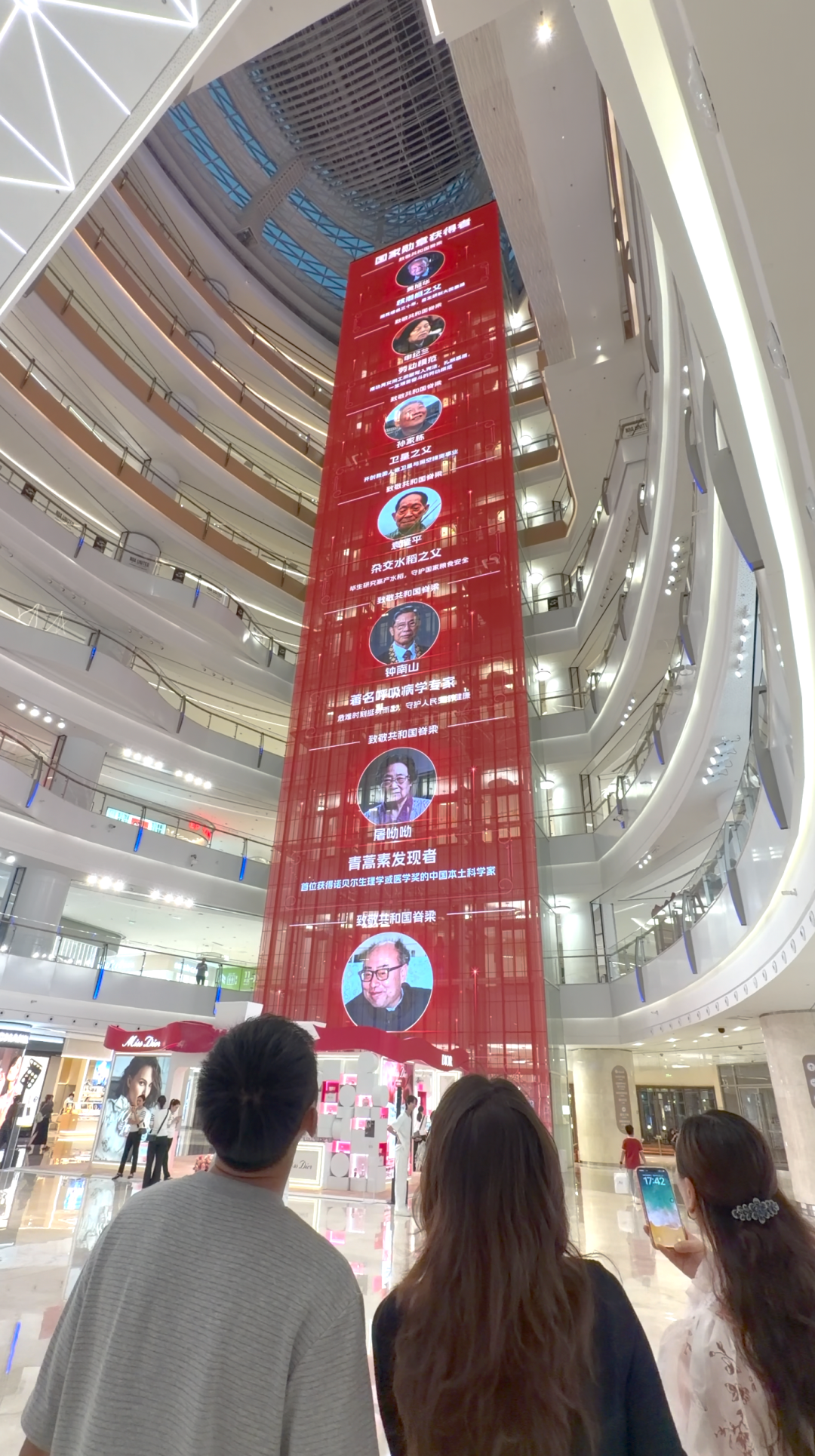 爆满!爆满!爆满!餐饮排队近300桌,奶茶一杯难求!武汉多门店爆单,已有商家暂停线上排号