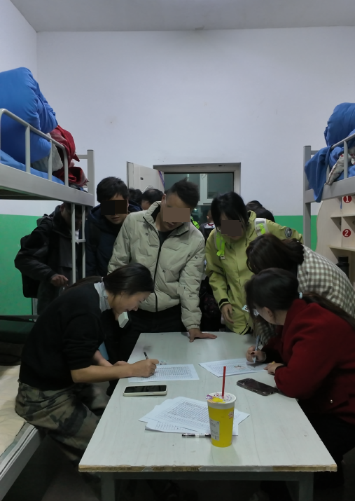 5万人口县城一天涌入超10万游客,酒店满房,文旅局7小时接400多个求助电话,当地紧急安排免费宿舍,文旅局长给游客铺床搬行李