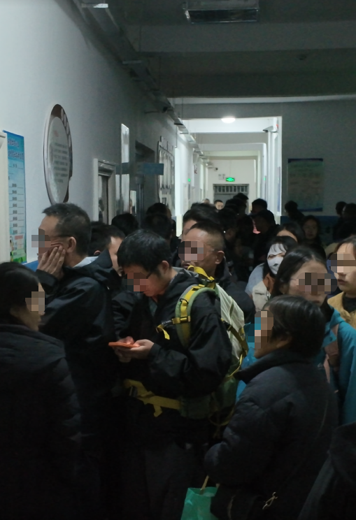 5万人口县城一天涌入超10万游客,酒店满房,文旅局7小时接400多个求助电话,当地紧急安排免费宿舍,文旅局长给游客铺床搬行李