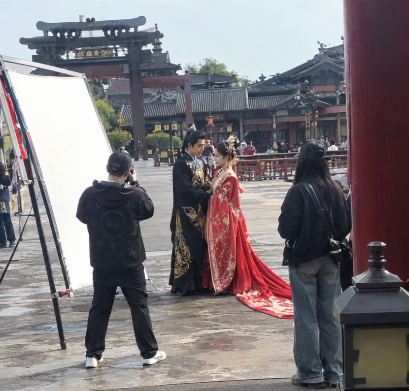 “返乡连吃3天席，我发现婚礼卷成「短剧」了”