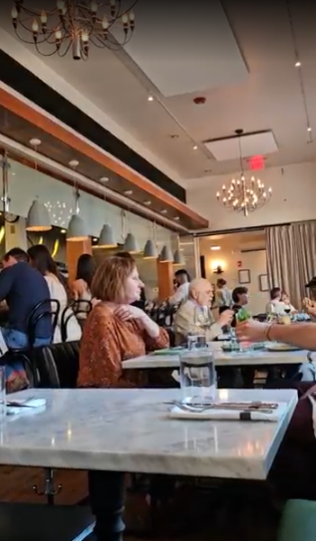 华人妈妈带娃吃生日餐,被白人男子当面要求“让孩子闭嘴”!发帖诉委屈,网友却不全买账