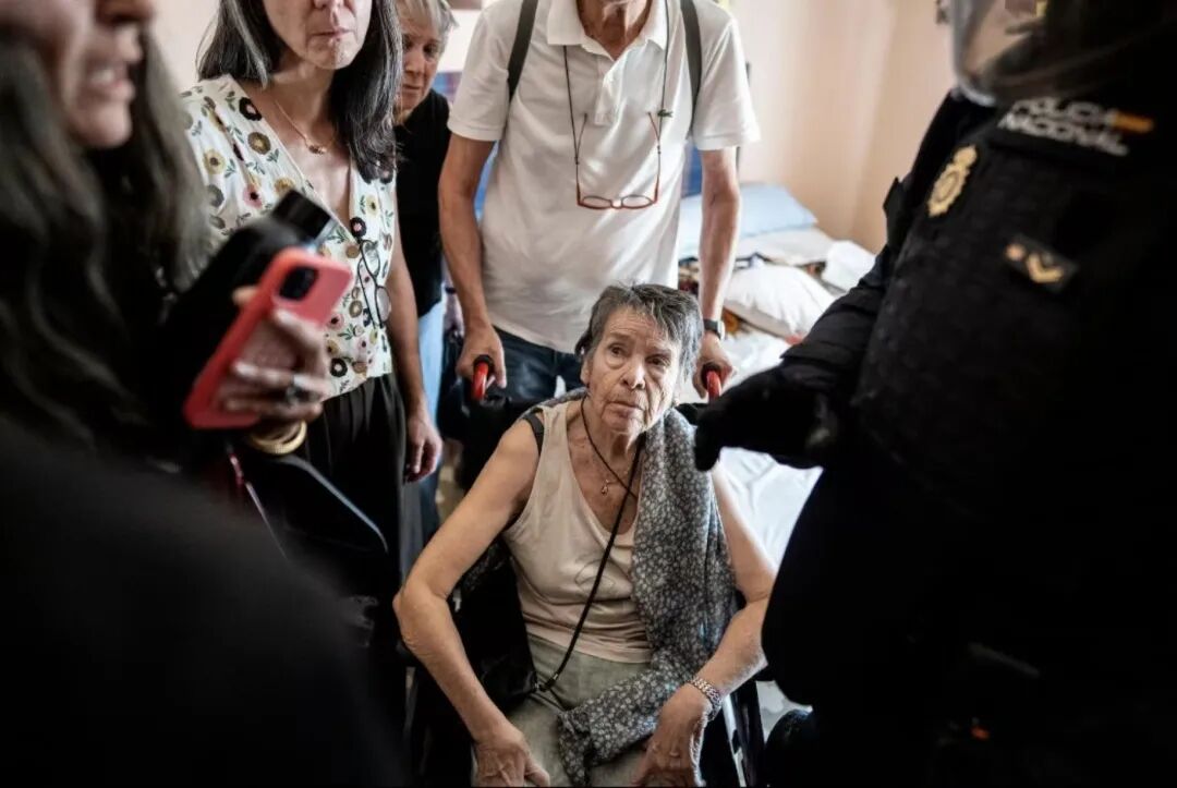 租金暴涨3倍多，西班牙87岁老人被强行驱逐后离世，其已在该公寓住了70年