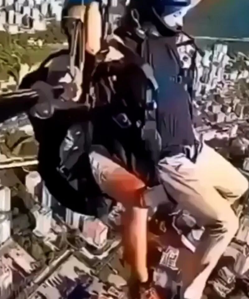 惊魂! 游客玩滑翔伞滑出安全带 单臂吊在半空后坠亡!