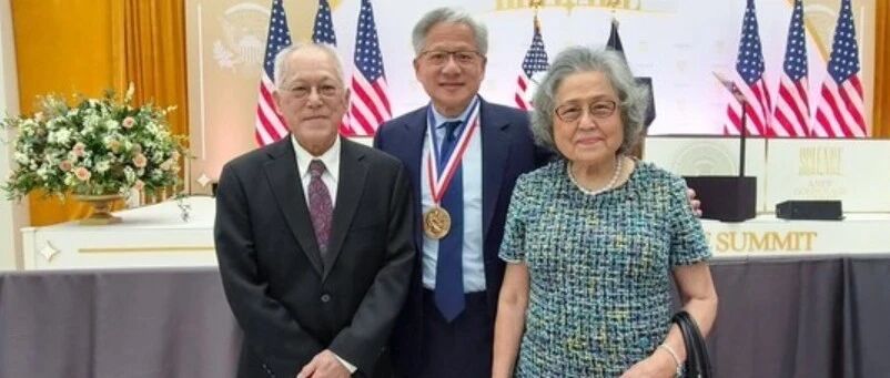 黄仁勋在父母见证下获特朗普颁奖，亚裔父母眼中的子女优秀时刻是怎样的？