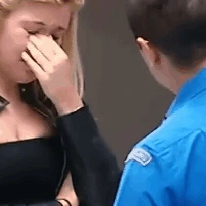 选美冠军过澳洲海关, 中国购入LV包上竟被查出这东西! 当场崩溃大哭