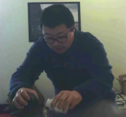 气愤！受害华人公开投毒偷拍视频！遭同事下毒近2年，多次求医查不出病因，父母赴美照顾竟也中毒