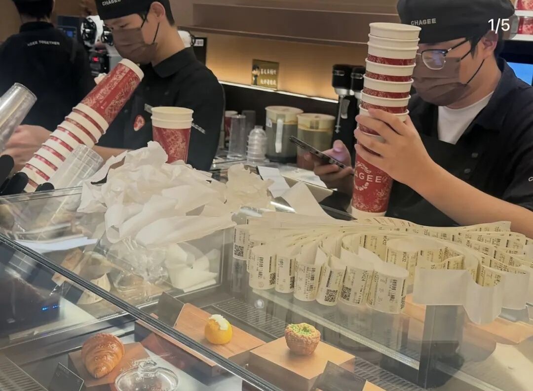 霸王茶姬买一送一“爆单”,店员忙上热搜!公司将发1350万元奖励