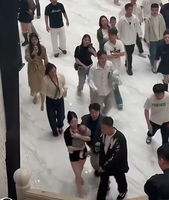 炸裂!两名女子同时办酒 男主竟是同一人 楼下婚礼楼上百日宴