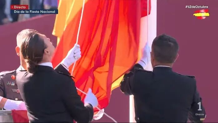 西班牙举办2026国庆阅兵式,王室出席,公主很帅!