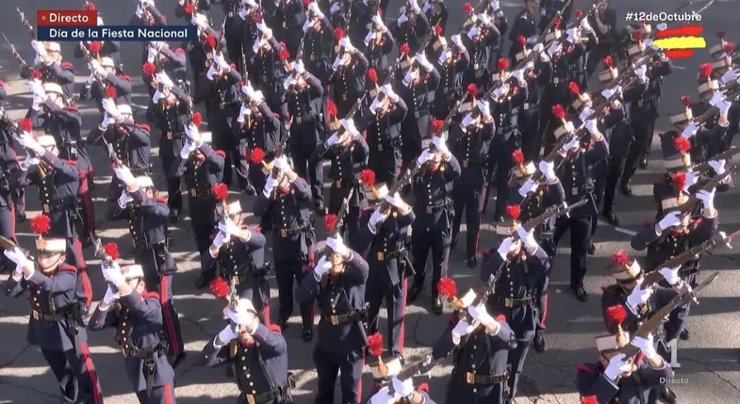 西班牙举办2026国庆阅兵式,王室出席,公主很帅!